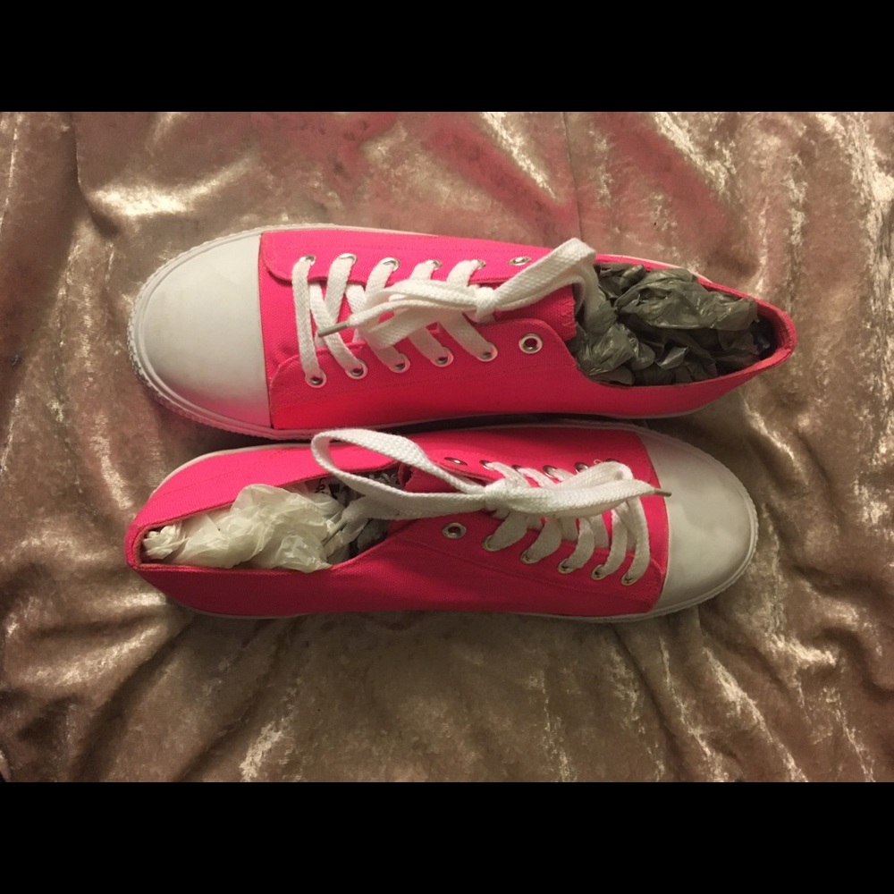 NWOT neon pink low top airwalk sneakers